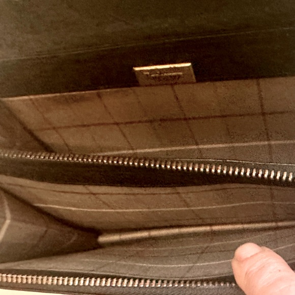 Burberrys black wristlet, clutch. Leather. Amazing vintage piece. Note pics. - Picture 7 of 16